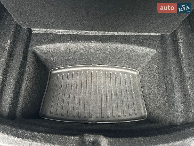 Седан Tesla Model 3 2025 в Самборе