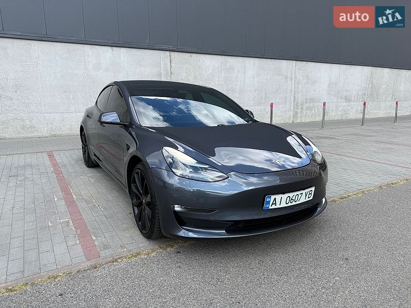 Седан Tesla Model 3 2020 в Вишневому