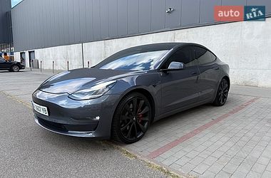 Седан Tesla Model 3 2020 в Вишневом