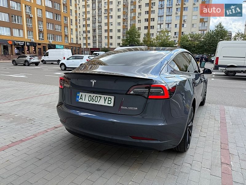 Седан Tesla Model 3 2020 в Вишневому