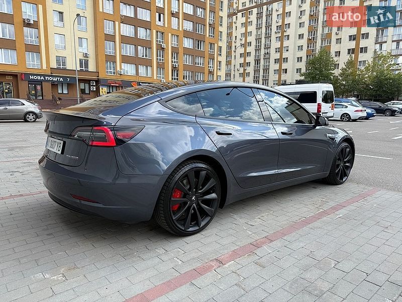 Седан Tesla Model 3 2020 в Вишневому