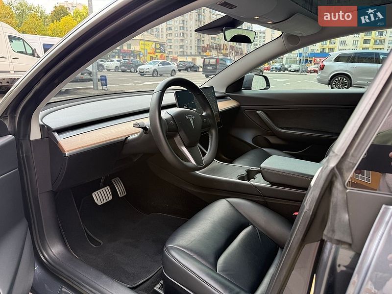 Седан Tesla Model 3 2020 в Вишневом