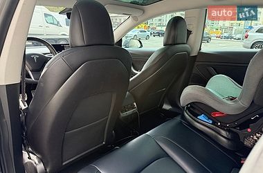 Седан Tesla Model 3 2020 в Вишневому