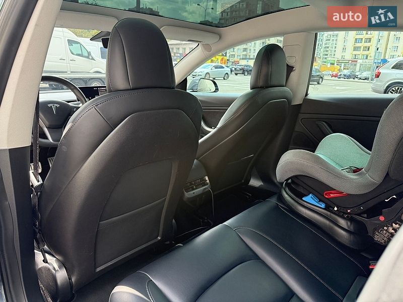 Седан Tesla Model 3 2020 в Вишневому