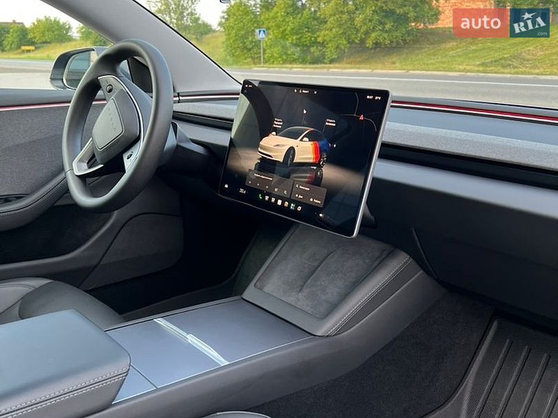 Седан Tesla Model 3 2024 в Чернівцях