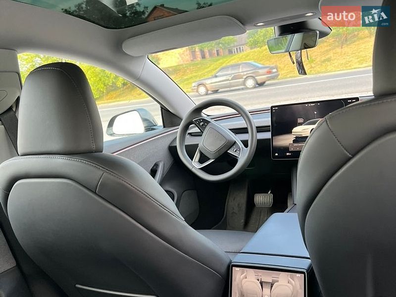 Седан Tesla Model 3 2024 в Чернівцях
