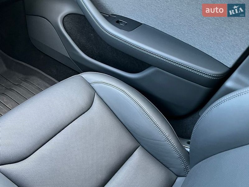 Седан Tesla Model 3 2024 в Чернівцях