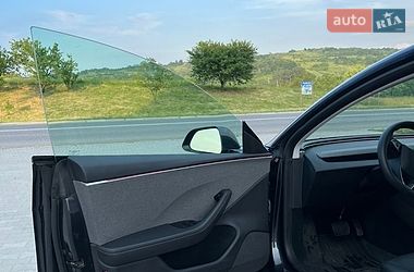 Седан Tesla Model 3 2024 в Чернівцях