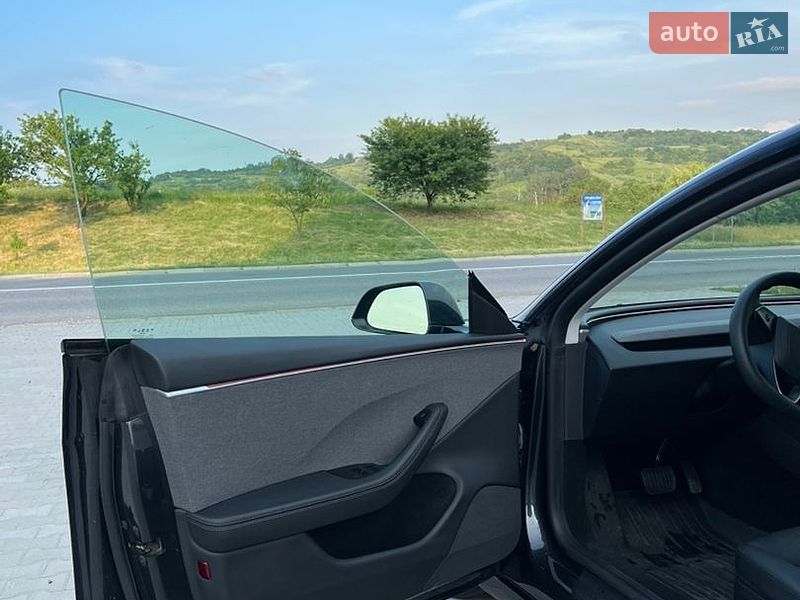 Седан Tesla Model 3 2024 в Чернівцях