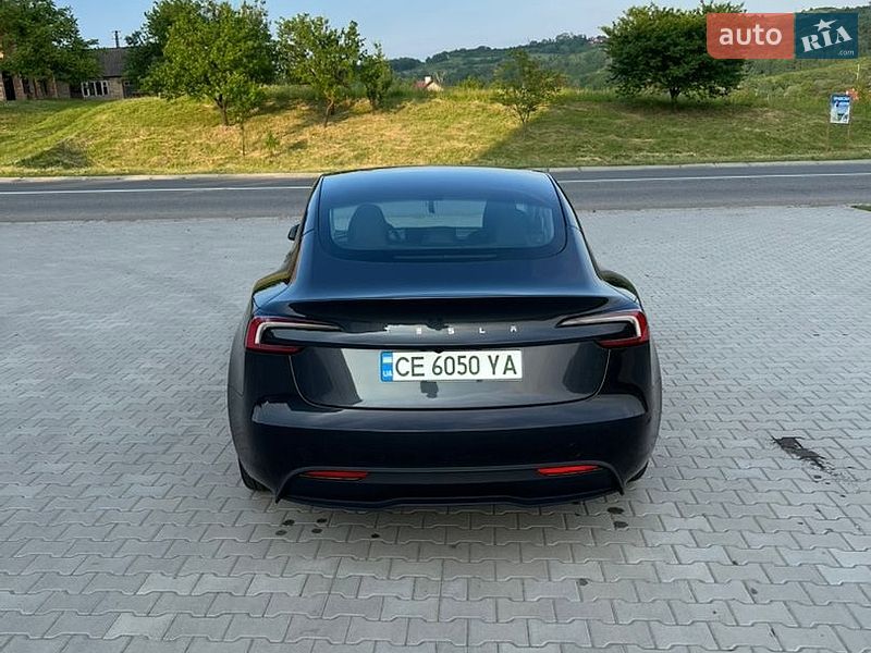 Седан Tesla Model 3 2024 в Чернівцях