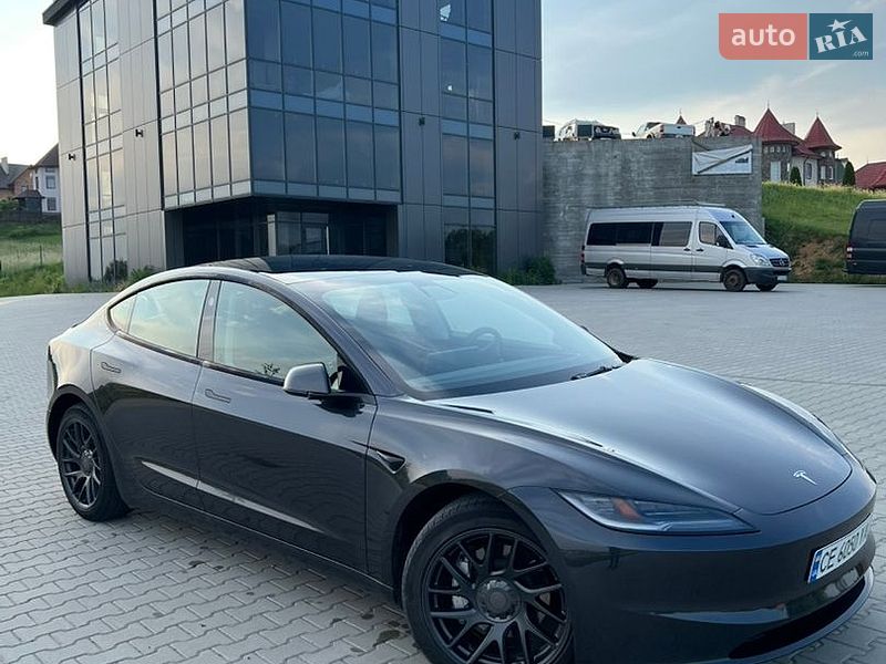 Седан Tesla Model 3 2024 в Чернівцях