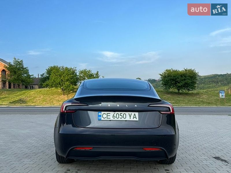 Седан Tesla Model 3 2024 в Чернівцях