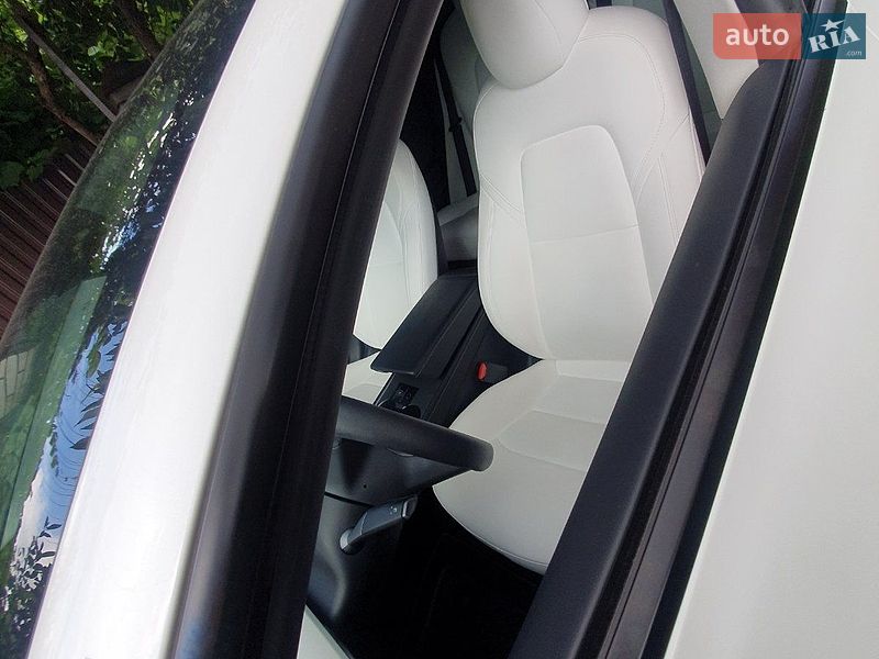 Седан Tesla Model 3 2022 в Львове