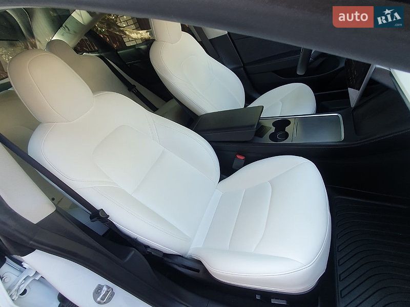 Седан Tesla Model 3 2022 в Львове