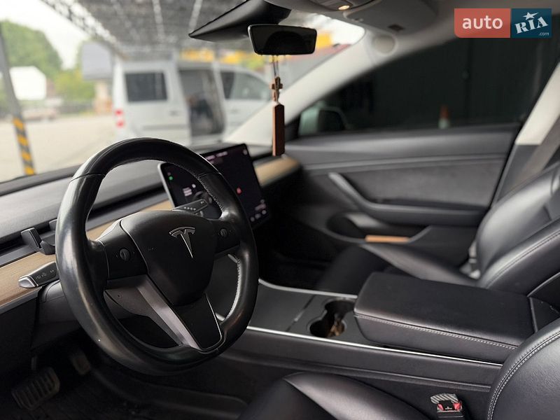 Седан Tesla Model 3 2018 в Ирпене