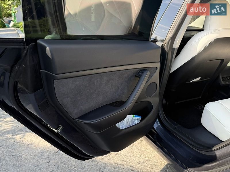 Седан Tesla Model 3 2023 в Дніпрі