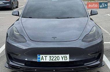 Седан Tesla Model 3 2023 в Івано-Франківську
