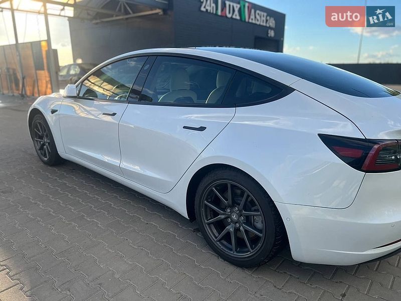 Седан Tesla Model 3 2021 в Києві