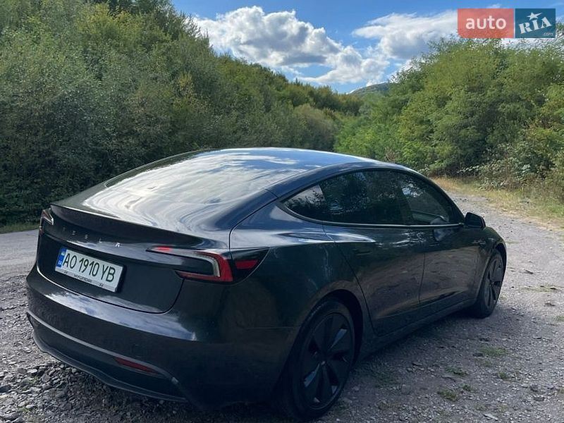 Седан Tesla Model 3 2025 в Ужгороде