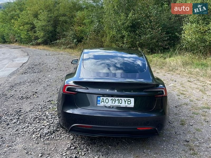 Седан Tesla Model 3 2025 в Ужгороде