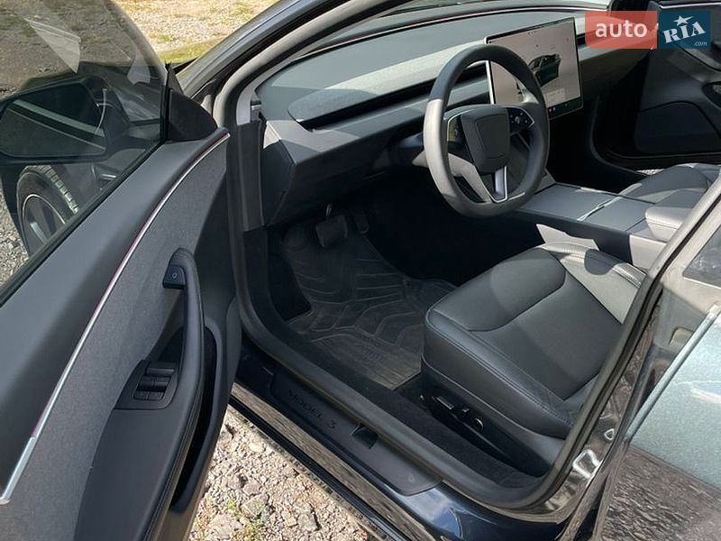 Седан Tesla Model 3 2025 в Ужгороде