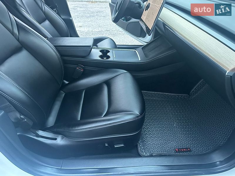 Седан Tesla Model 3 2021 в Кропивницком
