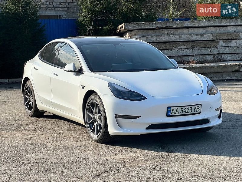 Седан Tesla Model 3 2021 в Львове