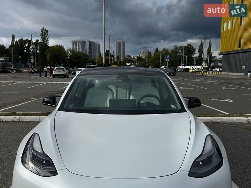 Седан Tesla Model 3 2021 в Киеве