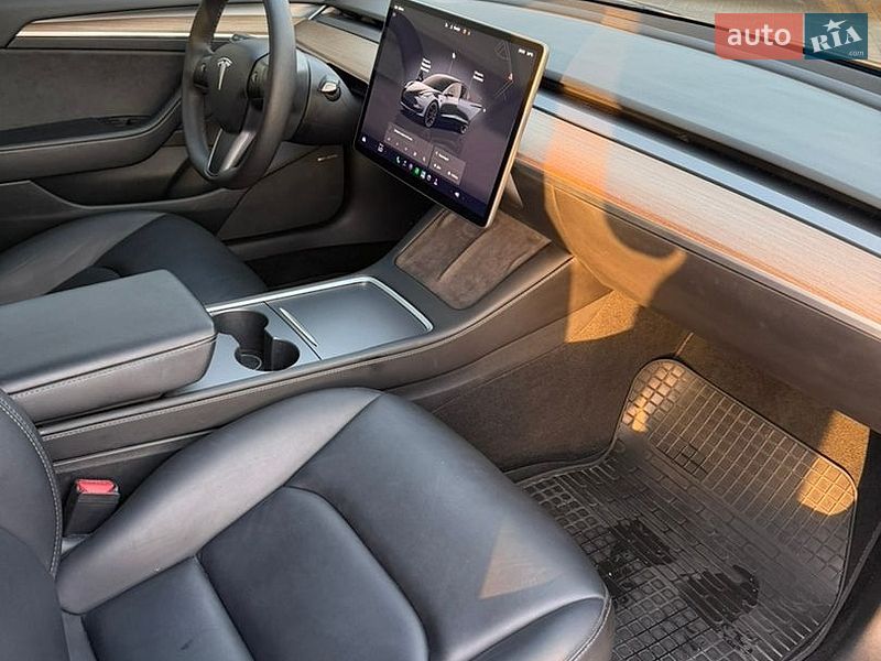 Седан Tesla Model 3 2023 в Львові