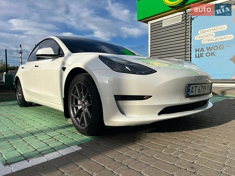Седан Tesla Model 3 2022 в Києві