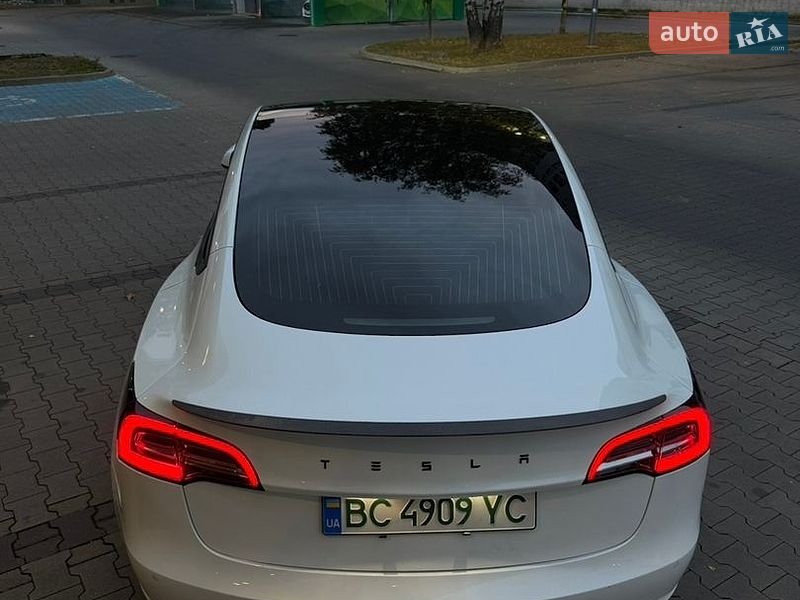Седан Tesla Model 3 2019 в Львове