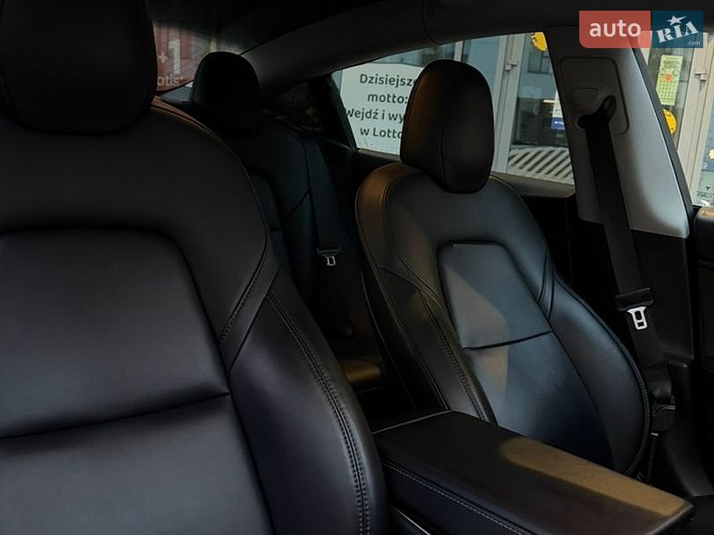 Седан Tesla Model 3 2019 в Львове
