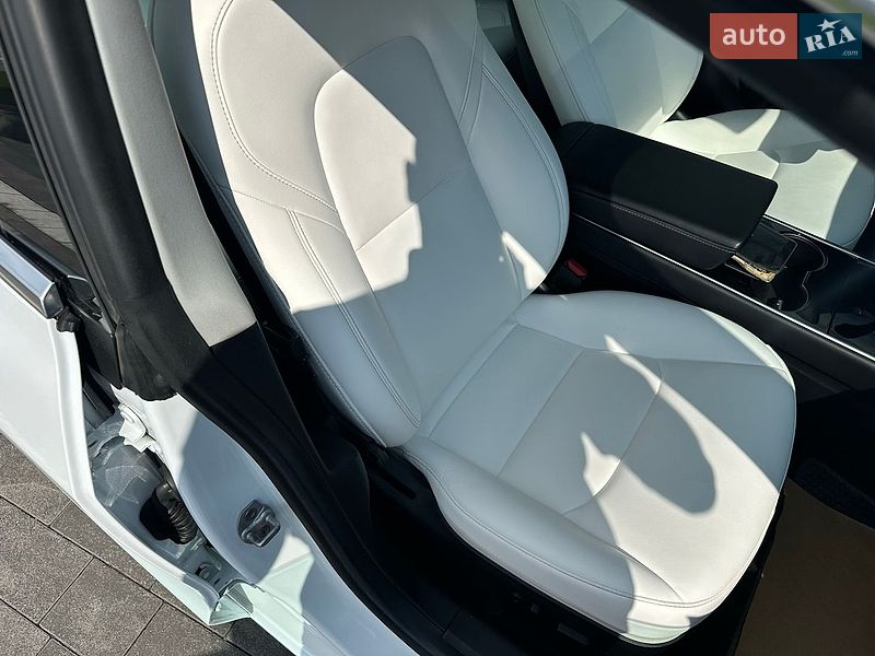 Седан Tesla Model 3 2019 в Луцке