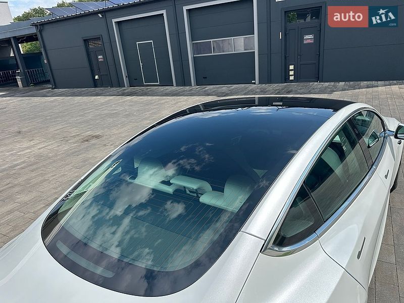 Седан Tesla Model 3 2019 в Луцке