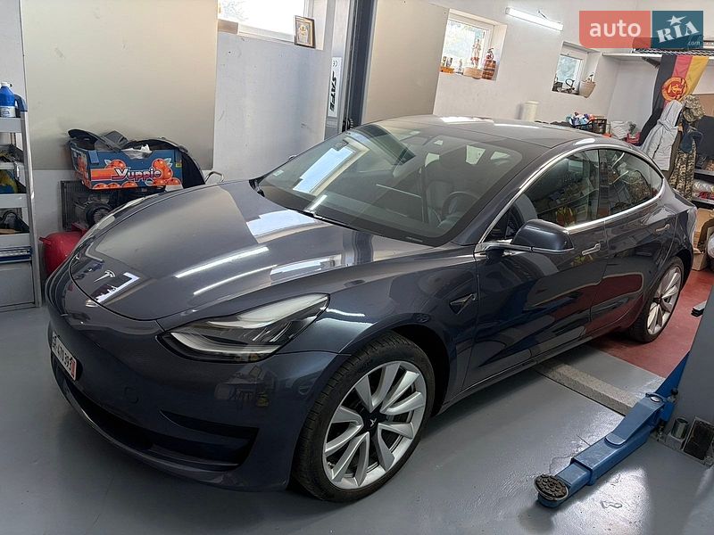 Tesla Model 3, фото з оголошення
