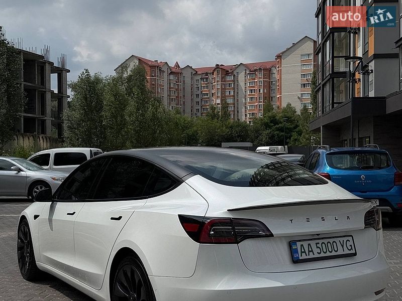 Седан Tesla Model 3 2021 в Киеве