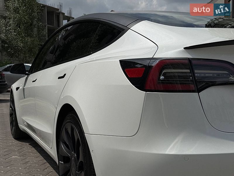 Седан Tesla Model 3 2021 в Киеве