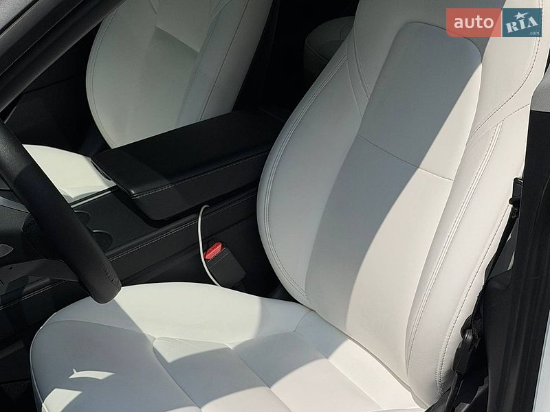 Седан Tesla Model 3 2021 в Киеве