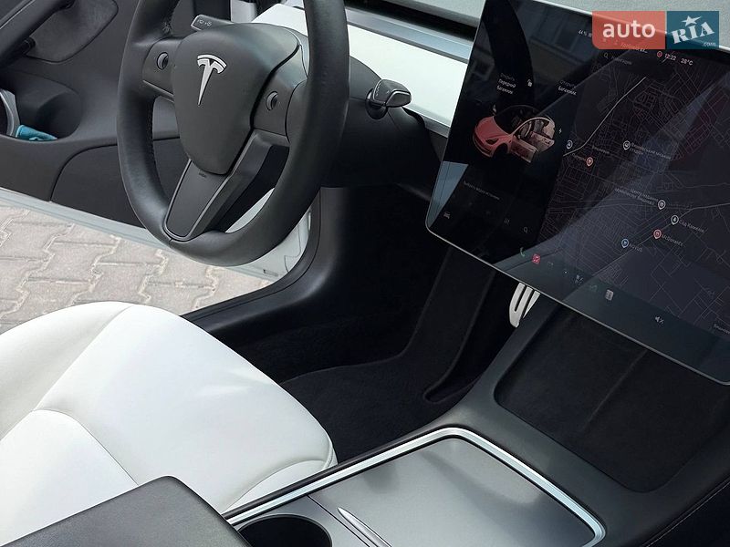 Седан Tesla Model 3 2021 в Киеве