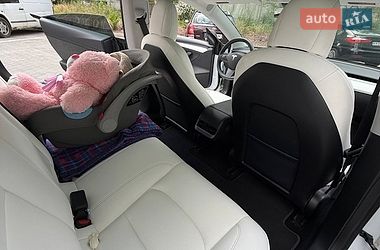 Седан Tesla Model 3 2021 в Киеве
