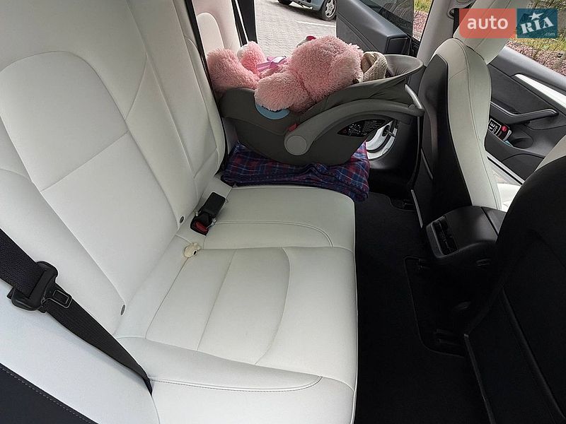 Седан Tesla Model 3 2021 в Киеве