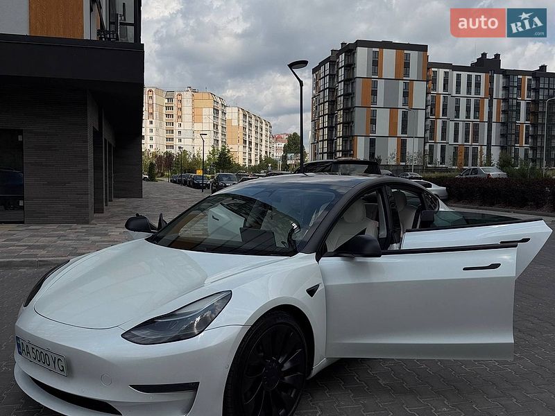Седан Tesla Model 3 2021 в Киеве