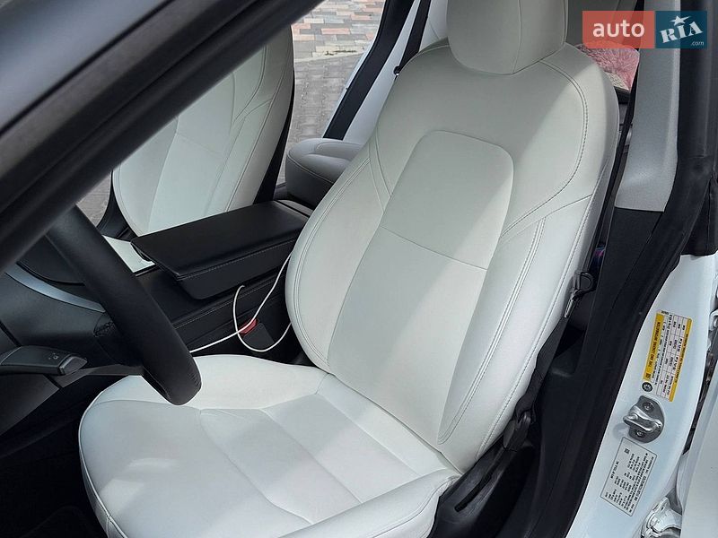 Седан Tesla Model 3 2021 в Киеве