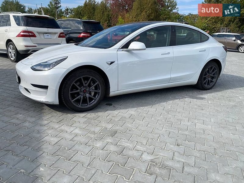 Седан Tesla Model 3 2020 в Львове