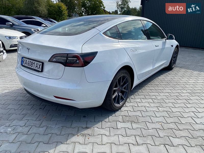 Седан Tesla Model 3 2020 в Львове