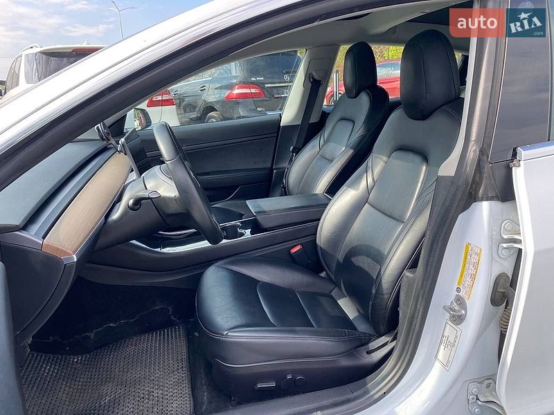 Седан Tesla Model 3 2020 в Львове