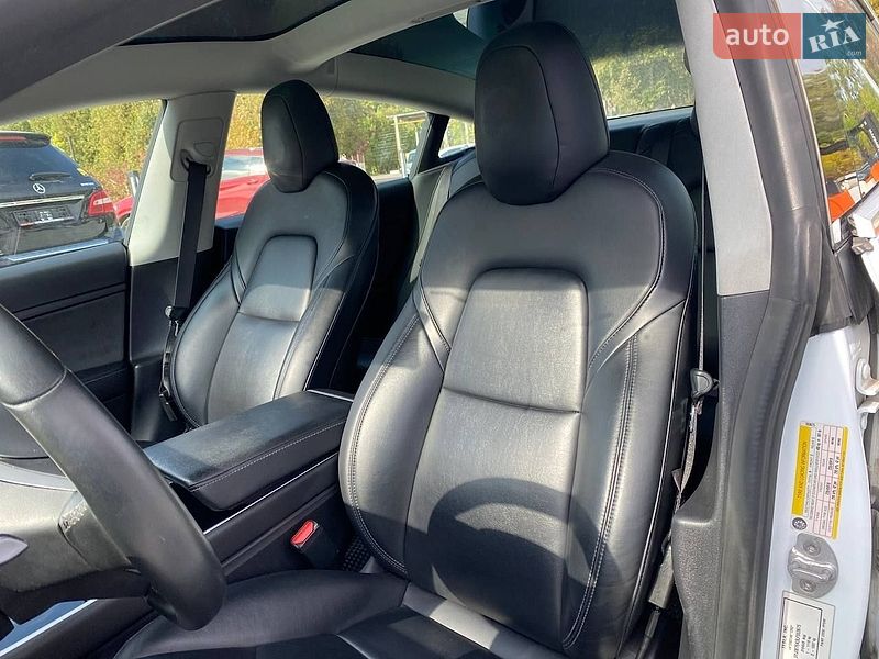 Седан Tesla Model 3 2020 в Львове