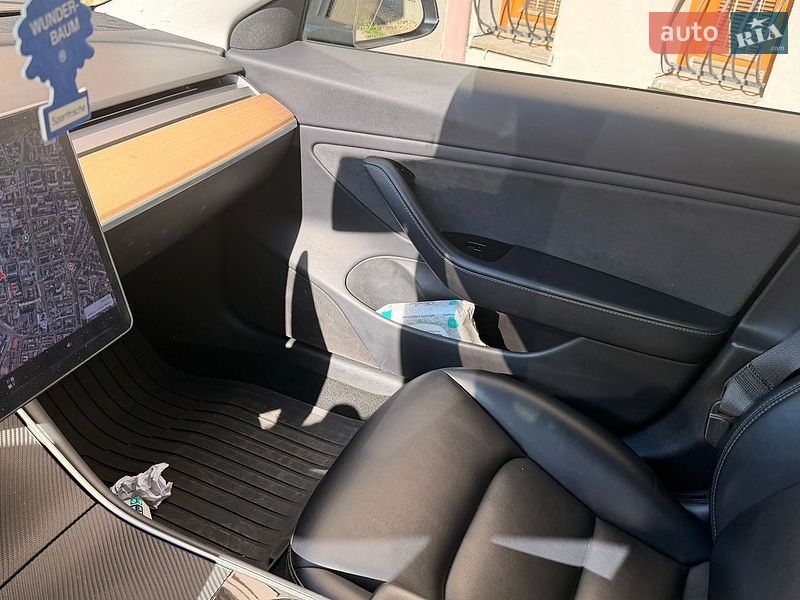 Седан Tesla Model 3 2018 в Ужгороде