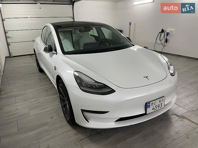Седан Tesla Model 3 2019 в Львове