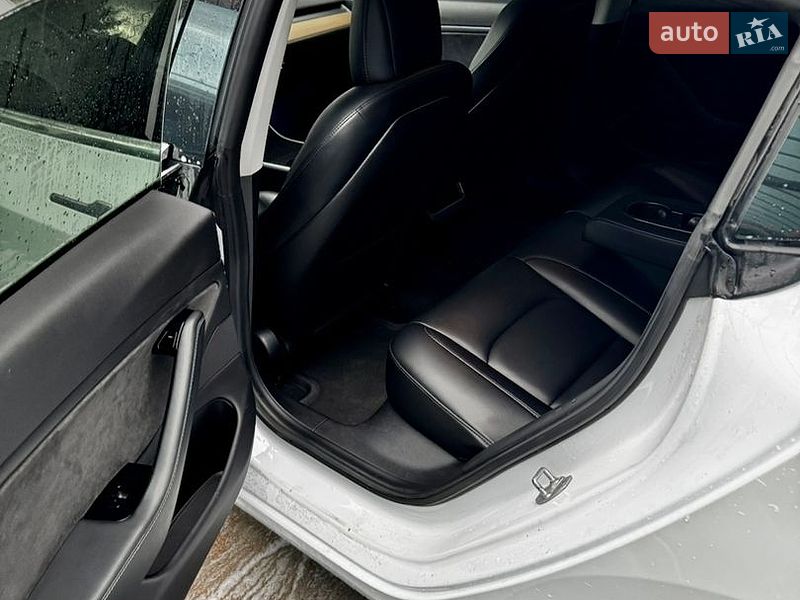 Седан Tesla Model 3 2019 в Киеве
